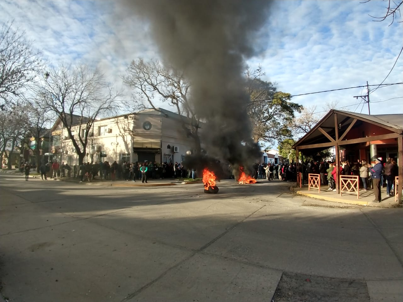 Sin aguinaldo: paro y ruidosa protesta frente a la municipalidad 